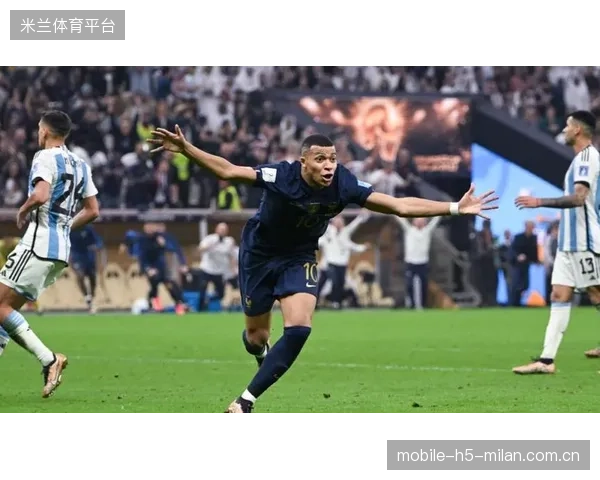 巴黎中场连续突破，拉扯防线形成大片空位，直击足球战术精髓